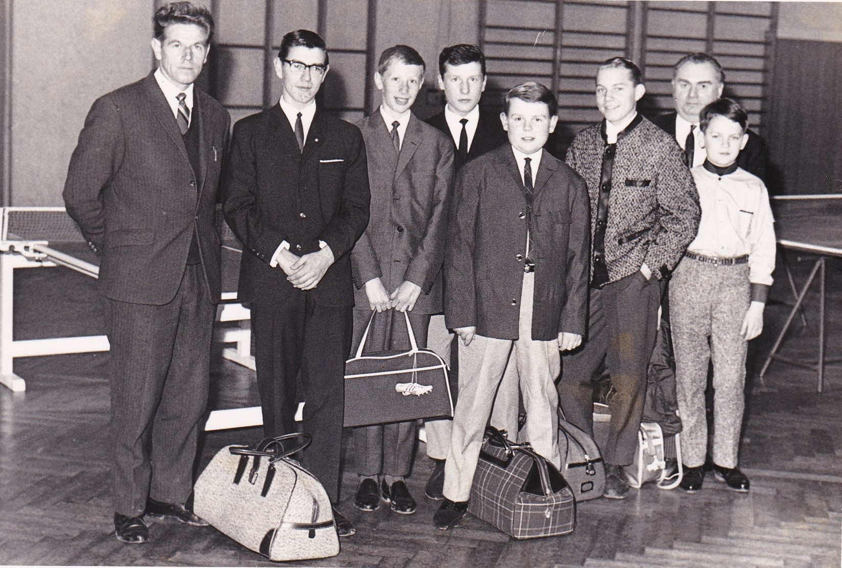Jungen 1965. Von links: Bernhard (Betreuer), Bugner, P. Müller, Heldt, Friedrich, Poludniok, Hr. Friedrich (Betreuer), Bippus