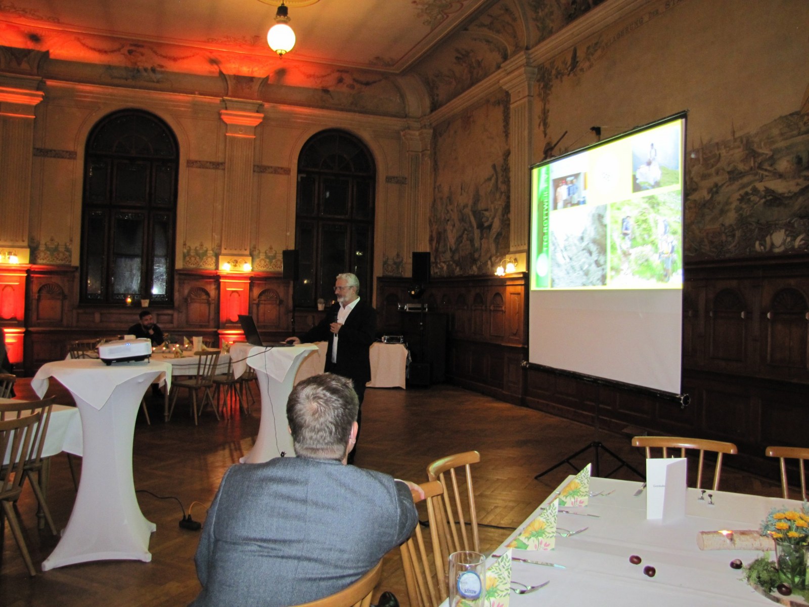 Der ehemalige 1. Vorsitzende des TTC, Andreas Wehrmann, präsentierte eine gelungene Foto-Show durch die TTC-Geschichte.
